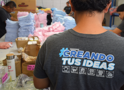 Personal empacando prendas para su distribución